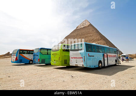 Tour-Busse vor der Chephren-Pyramide, Ägypten, Gizeh Stockfoto