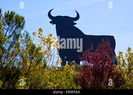 Silhouette einer Shop Display in Form eines Bullen in der Landschaft zwischen Logroño±o und Ventosa, Spanien, Baskenland, La Rioja, Navarra Stockfoto