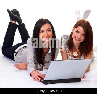 junge Mädchen Lachen und arbeiten gemeinsam an einem laptop Stockfoto