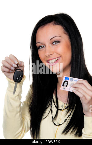 Frau mit Autoschlüssel und Führerschein Stockfoto