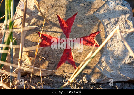 Red Knight Templar Kreuz auf einem Stein, Spanien, Leon, Kastilien, Manjari¡n Stockfoto