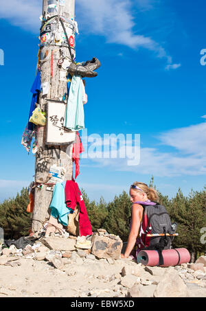 Pilger sitzen nächsten Cruz de Ferro, Cruz de Ferro, Leon, Spanien Stockfoto