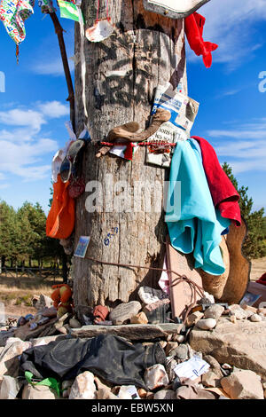 Cruz de Ferro, Leftbehind Objekte von Pilgern, Spanien, Leon, Cruz de Ferro Stockfoto