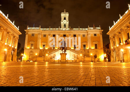 beleuchteten Piazza del Campidoglio von Michelangelo in der Nacht, Palazzo Senatorio in Hintergrund, Italien, Rom Stockfoto