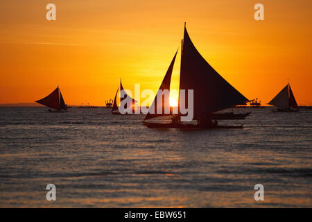 Segelboote vor Sonnenuntergang, Philippinen Boracay Stockfoto