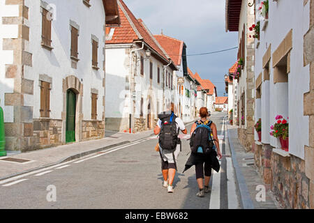 zwei Pilger in Aurizberri, Spanien, Baskenland, Navarra, Aurizberri, Espinal Stockfoto