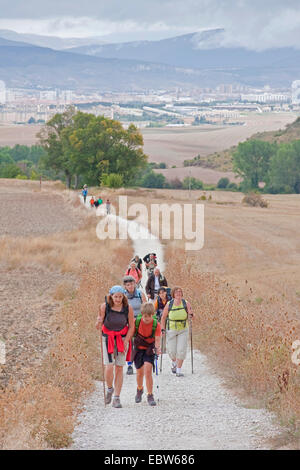 Pilger auf dem Weg von Pamplona zum Alto del Perd¾n, Spanien, Baskenland, Navarra Stockfoto