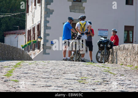 Bike-Pilger auf eine mittelalterliche Brücke über den Rio Ulzamatal, Spanien, Baskenland, Navarra, Trinidad de Arre, Aalen. Villava Stockfoto