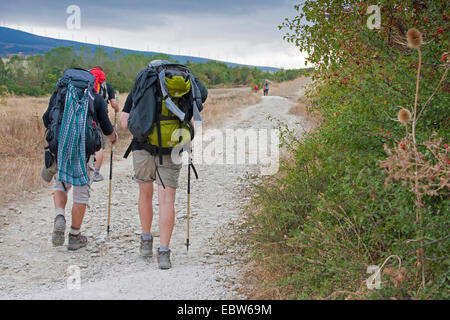 Zwei Pilger auf dem Weg von Pamplona nach Alto del Perd¾n, Spanien, Baskenland, Navarra Stockfoto