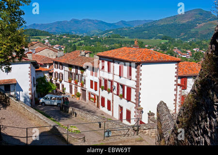 Blick auf die Rue de la Citadelle und Pyrenäen, Frankreich, PyrÚnnÚes-Atlantiques, St.-Jean-Pied-de-Port Stockfoto