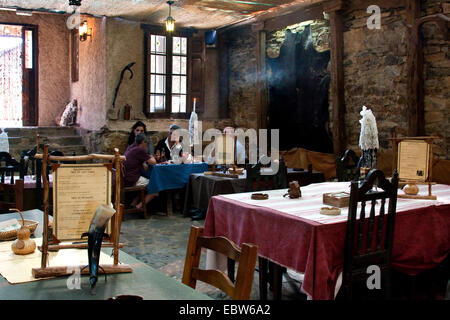 Person in einem Restaurant, Spanien, Kastilien & Le¾n, Leon, Foncebad¾n Stockfoto