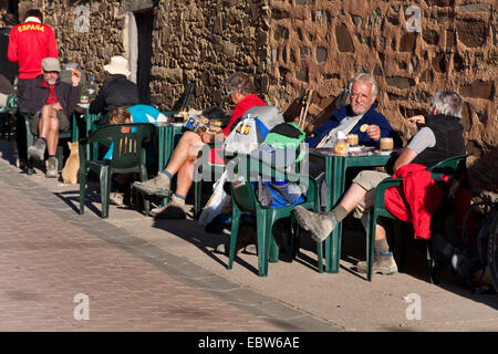 Pilger mit Frühstück vor einem Pilgrim Hostel, Spanien, Kastilien & Le¾n, Santa Catalina de Somoza Stockfoto