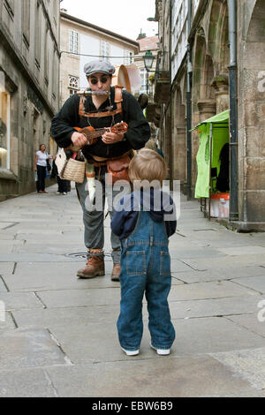 Jungen zu einer Straße muscian, Spanien, Galicien hören, A Coruña±a, Santiago De Compostela Stockfoto