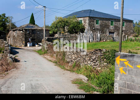 gelbe Pfeile am Way of St. James in Lugo, Moimentos, Moimentos, Spanien, Galicien Stockfoto