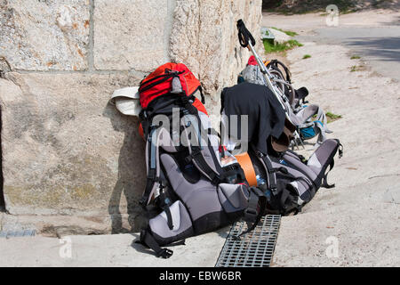 zwei Pilger Rucksäcke auf der Straßenseite des Way of St. James, Spanien, Galicien, Lugo, Morgade Stockfoto