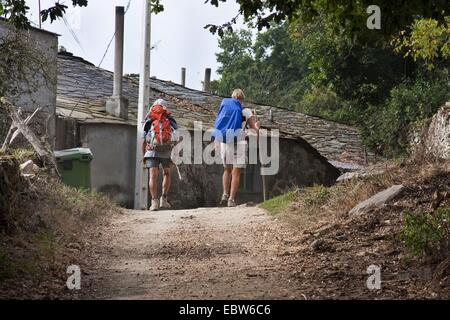 zwei Pilger auf Way of St. James, Lavandeira, Spanien, Galicien, Lugo Stockfoto