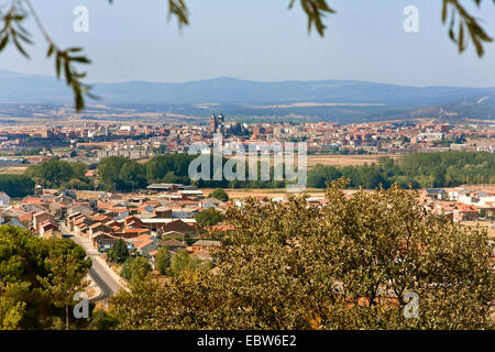 Blick auf astorga von einem Hügel bei San Justo de la Vega auf dem Weg von St. James, Spanien, Kastilien und Le¾n, San Justo de la Vega Stockfoto