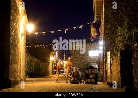 Gruppe junger Pilger auf dem Weg von St. James an der Herberge der Pilger in der Nacht anreisen, Spanien, Kastilien und Le¾n, Santa Catalina de Somoza Stockfoto