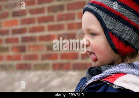 kleiner Junge Zunge heraus Stockfoto