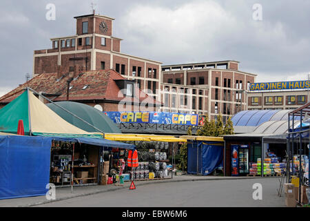 Verkaufsstände am polnischen Markt, Markthallen im Hintergrund, Polen, Westpommern, Zehden Stockfoto