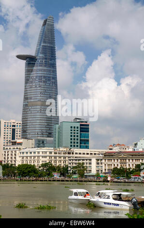 Bitexco Financial Tower entlang dem Fluss Saigon in Ho-Chi-Minh-Stadt, Vietnam. Stockfoto