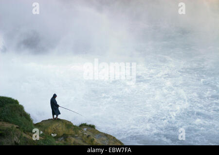 Angler am Lara Wasserfälle in der Nähe von Antalya, Antalya, Türkei, türkische Riviera, Unterer Dueden Stockfoto