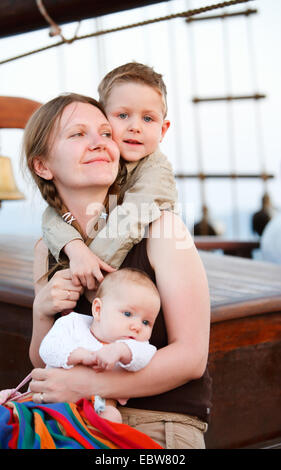 glückliche Mutter mit ihren zwei kleinen Kindern Stockfoto