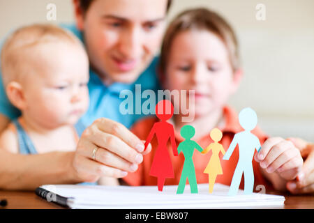 ein Vater mit seinen beiden Kindern spielen Stockfoto