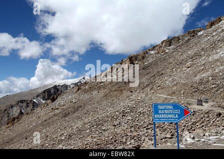 Straße aus Leh in Ladakh zu Khardung La ist der höchste befahrbare Pass der Welt Stockfoto