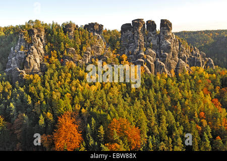 Blick von der Bastei im Herbst, Elbsandsteingebirge, Nationalpark Saechsische Schweiz, Sachsen, Deutschland Stockfoto