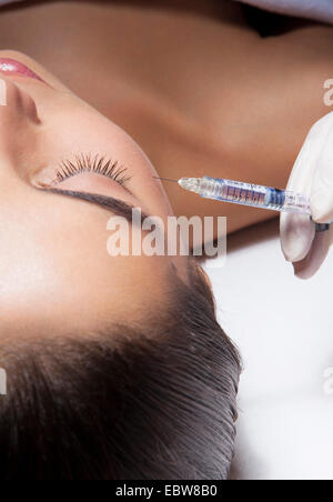 Frau eine Botox-Behandlung zu bekommen. Close-up. Stockfoto