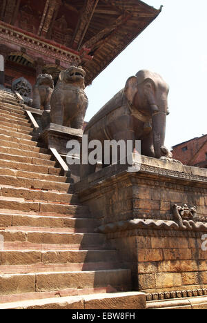 Alte buddhistische Statuen auf Bhaktapur Platz. Kathmandu, Nepal Stockfoto