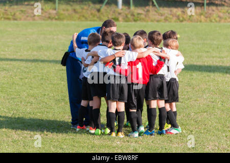 Little League-Spieler im Huddle, Teamarbeit-Strategie, um das Spiel zu gewinnen Stockfoto