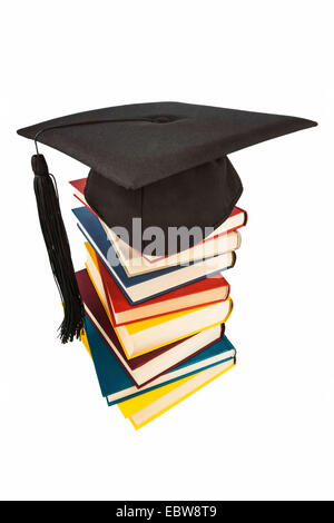 Graduation Cap auf einem Stapel von Büchern, Symbolbild für Ausbildung und Kompetenz Stockfoto