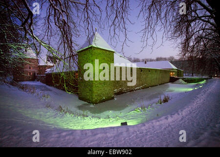 beleuchtete Wasserburg Kemnade im Winter zur blauen Stunde, Hattingen, Ruhrgebiet, Nordrhein-Westfalen, Deutschland Stockfoto