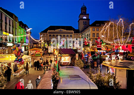 Weihnachtsmarkt in Witten mit Rathaus, Witten, Ruhrgebiet, Nordrhein-Westfalen, Deutschland Stockfoto