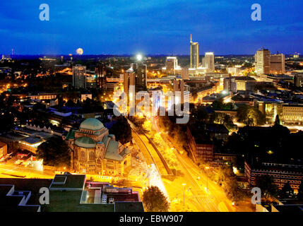 Blick vom Rathaus der Stadt mit alten Synagoge und RWE-Turm in der Dämmerung, Essen, Ruhrgebiet, Nordrhein-Westfalen, Deutschland Stockfoto