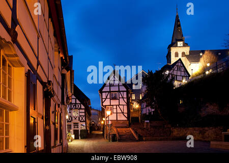 Blick auf Tuchmacherplatz und Kirche in der Altstadt in der Dämmerung, Essen, Ruhrgebiet, Nordrhein-Westfalen, Deutschland Stockfoto