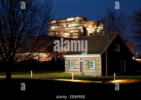 beleuchtete ursprüngliche Firma Gebäude von Krupp und ThyssenKrupp Konzernzentrale im Hintergrund in der Nacht, Essen, Ruhrgebiet, Nordrhein-Westfalen, Deutschland Stockfoto