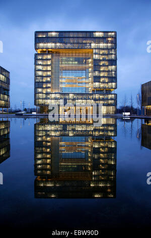 Unternehmen ThyssenKrupp Hauptquartier in Twilight, Hauptsitz, Q1, Deutschland, Nordrhein-Westfalen, Ruhrgebiet, Essen Stockfoto