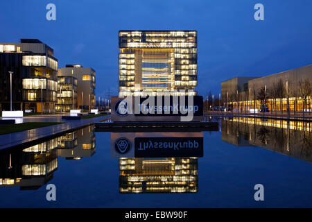 Unternehmen ThyssenKrupp Hauptquartier in Twilight, Hauptsitz, Q1, Deutschland, Nordrhein-Westfalen, Ruhrgebiet, Essen Stockfoto