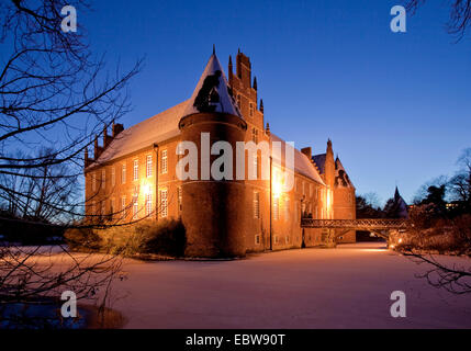 Motanig Schloss Herten zur blauen Stunde im Winter, Deutschland, Nordrhein-Westfalen, Ruhrgebiet, Herten Stockfoto