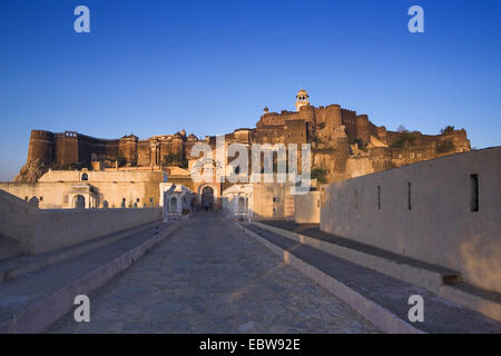 Weg zur Festung Kuchaman, Indien, Rajasthan, Kuchaman Stockfoto