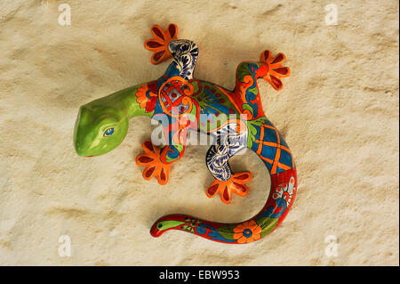 dekorative farbenfrohe Porzellan Gecko an einer Wand von einem Motel, Mexiko, Cancun Stockfoto