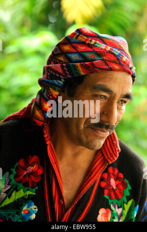 Nachkommen der Mayas in traditioneller Kleidung, Guatemala, Chichicastenango Stockfoto