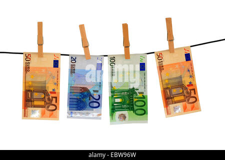 Euro-Scheine hing an einer Wahing-Linie Stockfoto