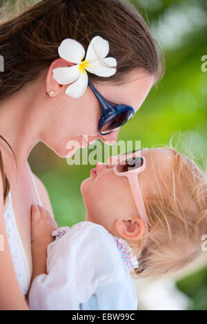 Mutter und Tochter mit Sonnenbrille sahen einander, Porträt Stockfoto