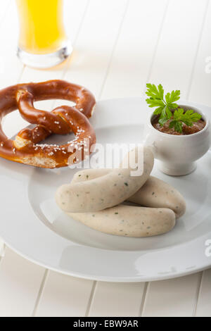 Bayerische Weißwürste mit Bier Stockfoto