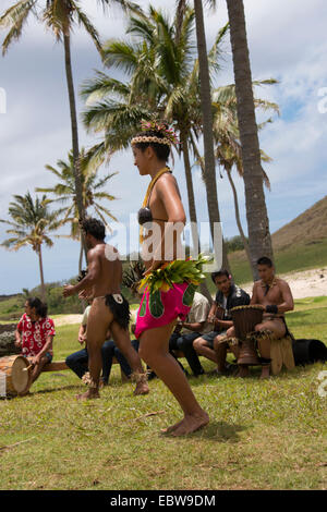 Osterinsel aka Rapa Nui, Nationalpark Rapa Nui, UNESCO-Weltkulturerbe. Anakena, traditionellen polynesischen Folklore-Show. Stockfoto