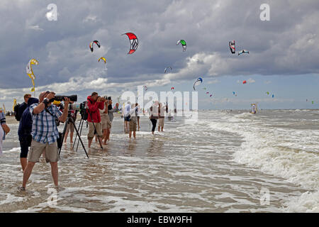 Fotografen und Kitesurfer am Strand von St. Peter Ording, Kitesurf World Cup, Deutschland, Schleswig-Holstein, St. Peter Ording Stockfoto